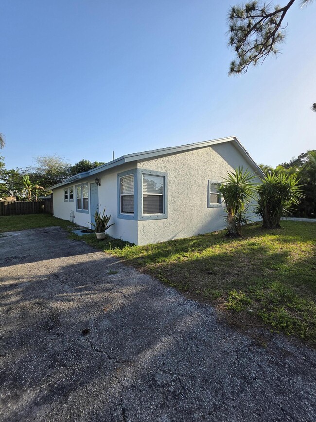 Primary Photo - 4776 Carver St