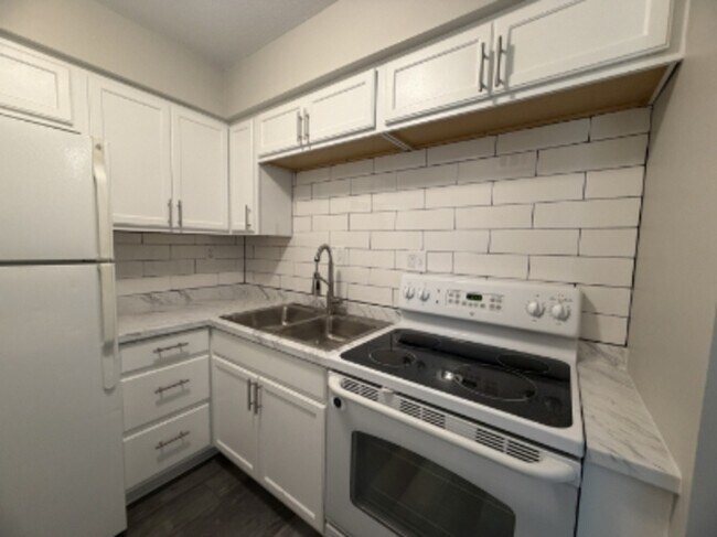 Building Photo - 611 Ewing Ave
