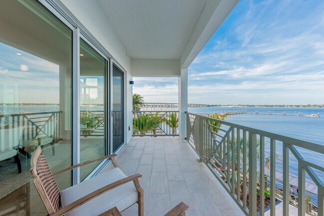 Building Photo - 41 SW Seminole St