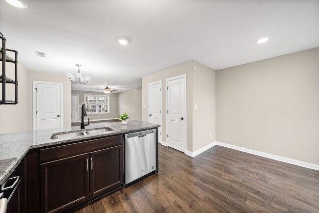 Building Photo - 2 Bedroom Condo For Rent With Community Swimming Pool!