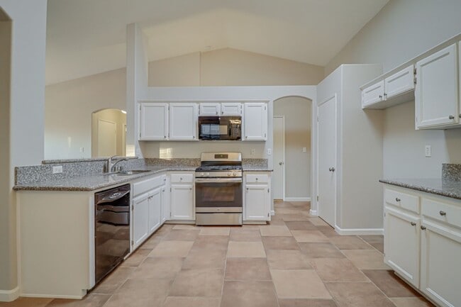 Building Photo - Home in NW Bakersfield!
