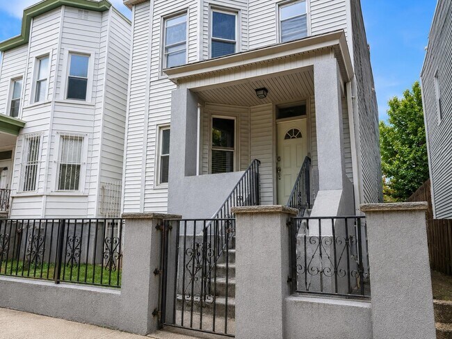 Building Photo - 804 27th St