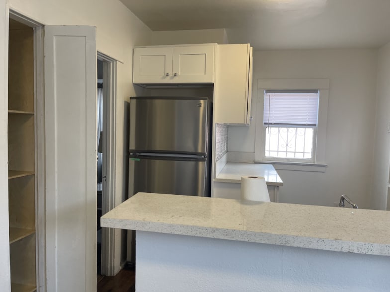 Building Photo - 1625 1/2 W 55th St