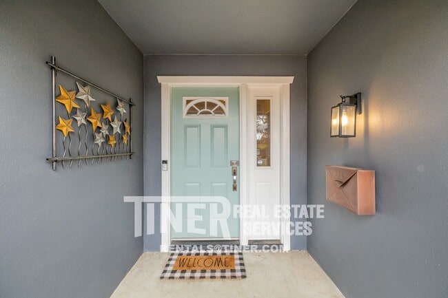 Building Photo - 4801 Papaya Dr