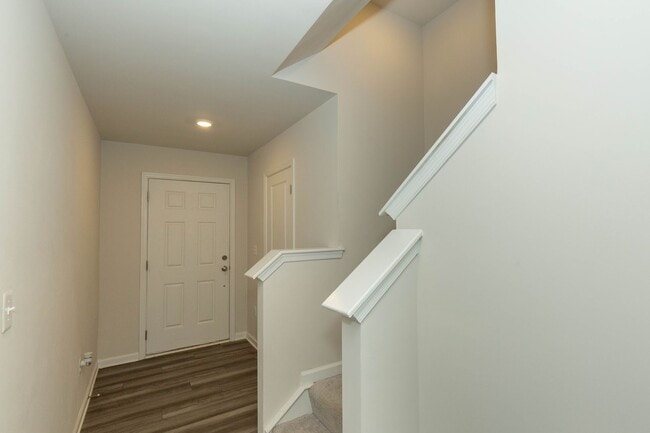 Building Photo - 3 Bed, 2 Full/2 Half Bath, Well Maintained...