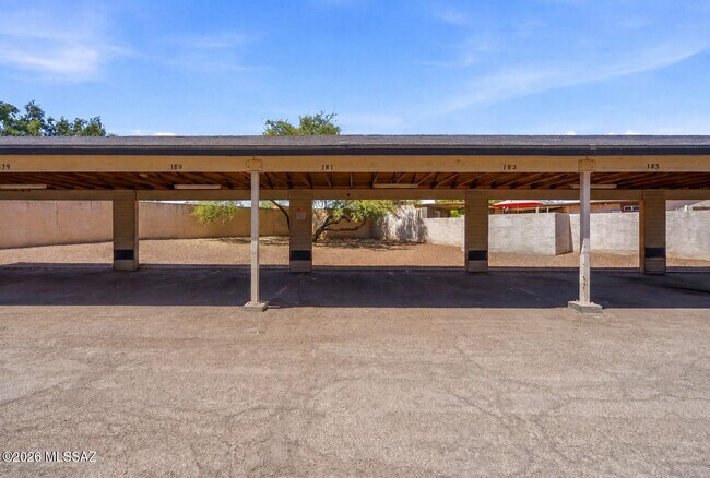 Building Photo - 1718 W Park Wood Ln