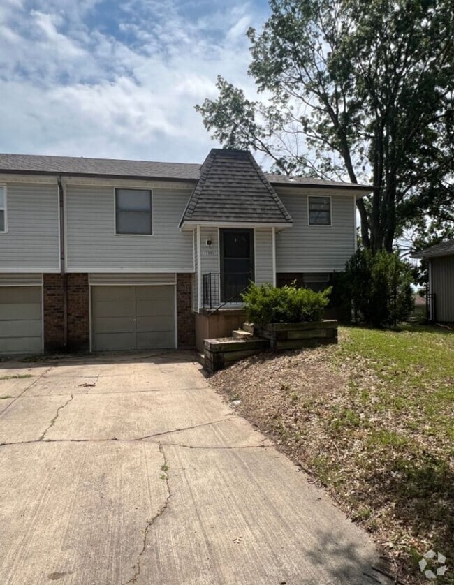 Building Photo - Spacious Duplex with Finished Basement & G...