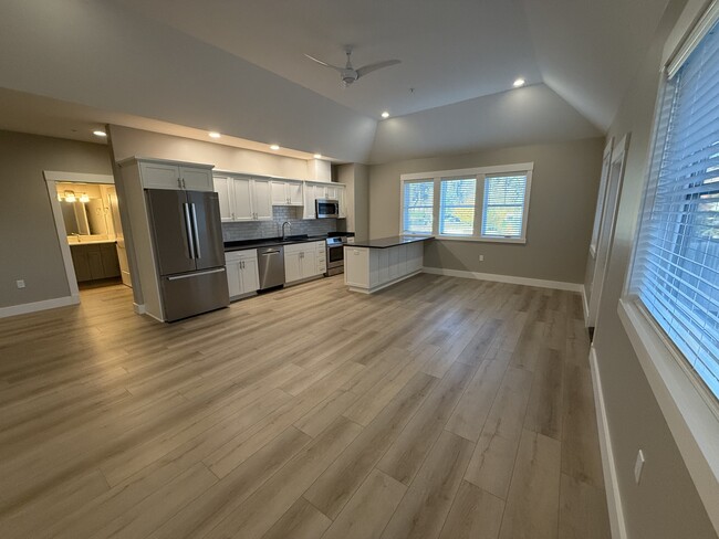 Living room/Kitchen - 16500 Boones Ferry Rd