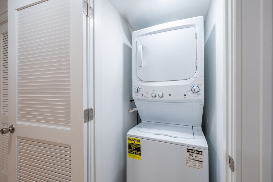 Building Photo - 782 Grand St