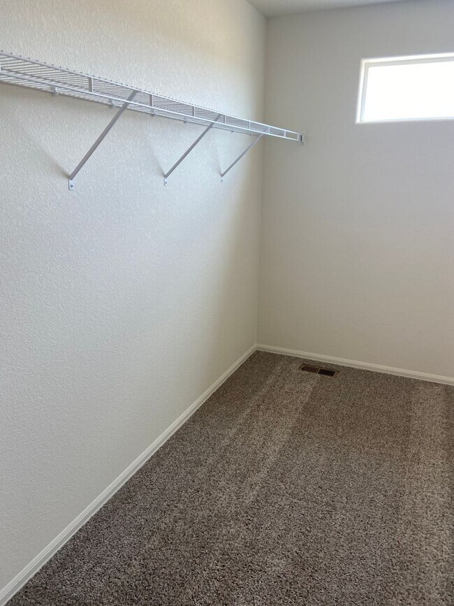 Building Photo - 3 bedroom, 3 bath home in Raindance Community.