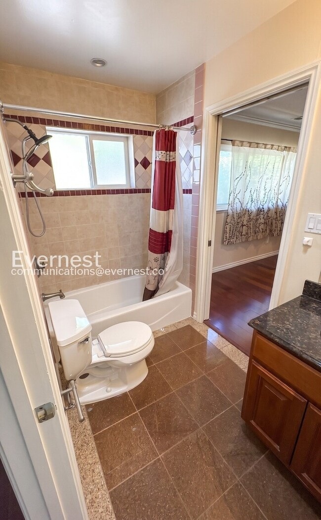 Building Photo - 4 Bed/3 Bath Home with Fenced Yard & Garage / Available Now!