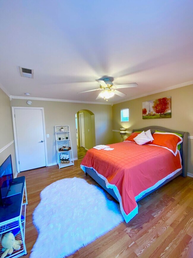 Building Photo - Best Deal in SW Bakersfield. Fully furnished home with a Pool