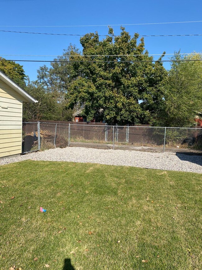 Building Photo - Large and recently remodeled 5 bedroom wit...