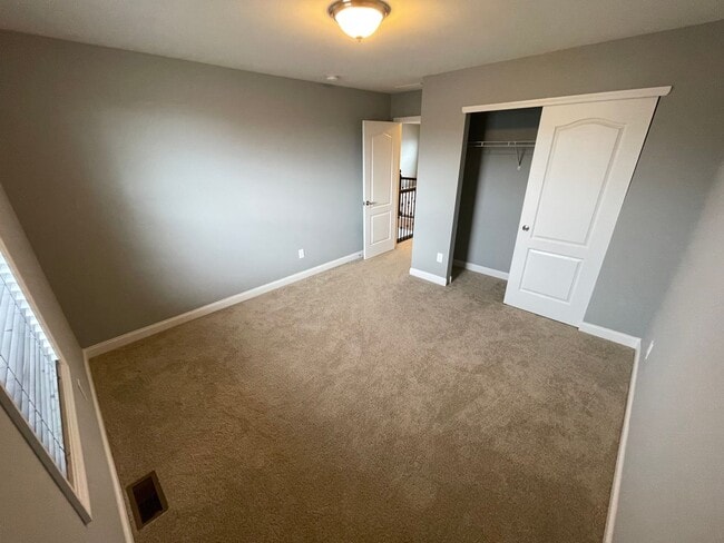 Building Photo - Large Home East Jefferson For Rent