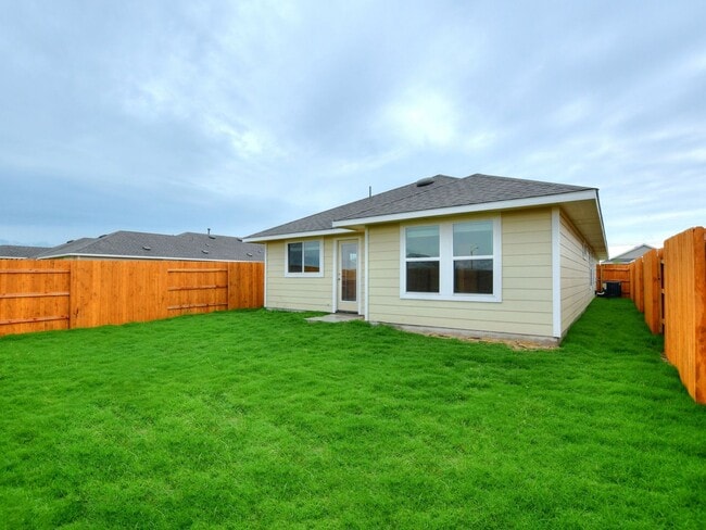 Building Photo - 3 BR / 2 BA - 1533 SF in Bastrop - Close t...