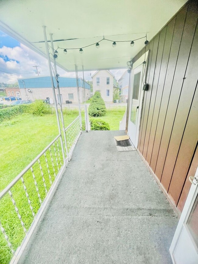 Building Photo - 4 bedroom. 1.5 Bath- Turtle Creek Pa