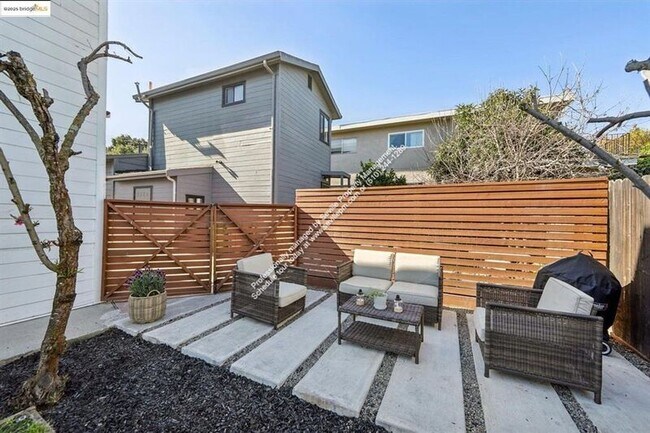 Building Photo - 3360 Arizona St