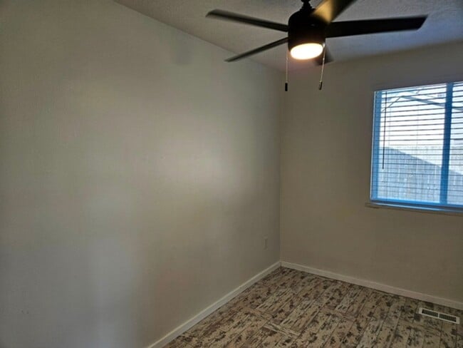 Building Photo - 3Bd/1Ba Single Story Home - For viewing!