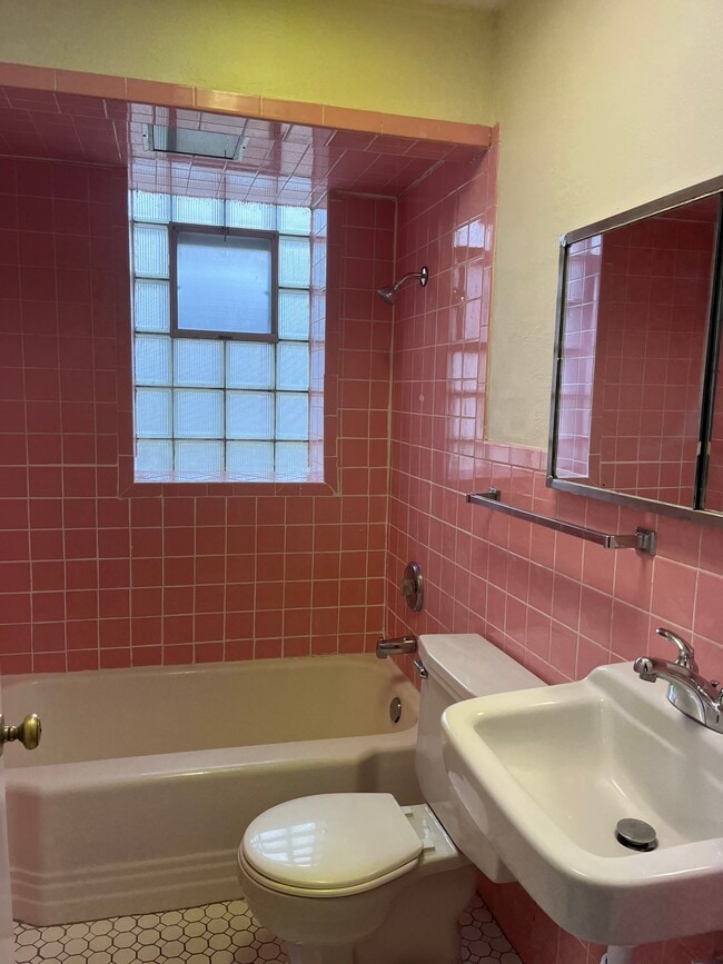 Bathroom - 915 De Mun Ave