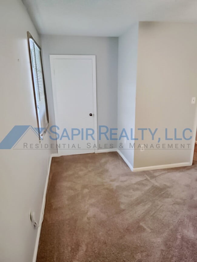 Building Photo - 774 Lilly Ave