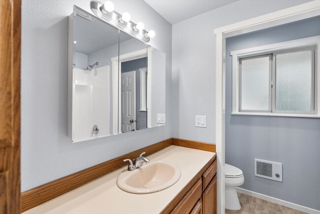Building Photo - 3 Bed 2 Bath Fully Fenced Split Level Lake...
