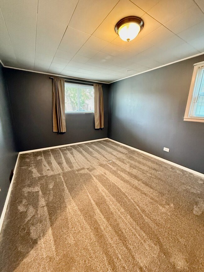 Building Photo - Updated 3 Bed Home with Large Yard