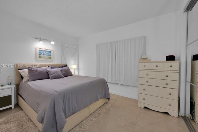 Building Photo - 2539 S Bayshore Dr