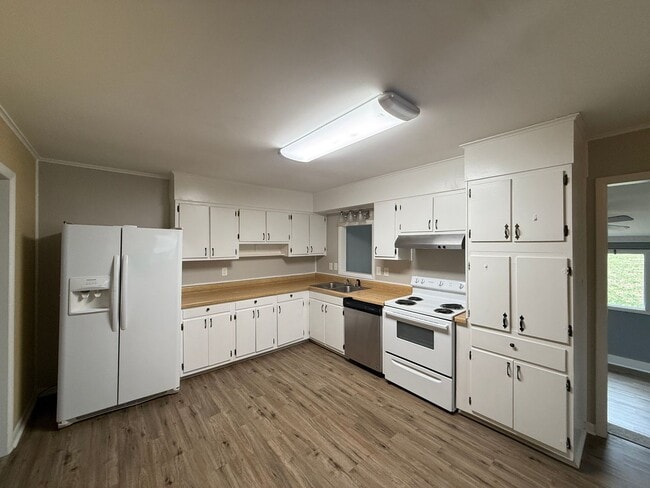 Building Photo - 213 Foxcroft Dr