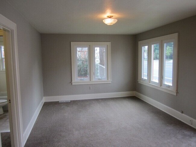 Building Photo - Cute Newley Remodeled 3 BD in Aloha!!