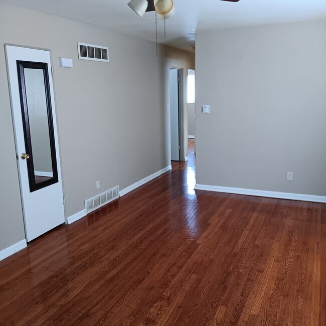 Building Photo - 1821 W 19th Ave