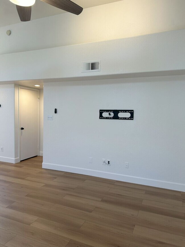 Building Photo - 2 Bedroom/2 bath Condo in the Mission de L...