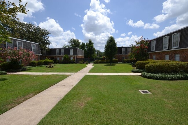 Building Photo - MOVE IN SPECIAL!  Newly updated, 2 bedroom, 2 bath Condo at Westdale Club Condos