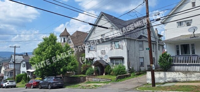 Building Photo - 641 Alder St