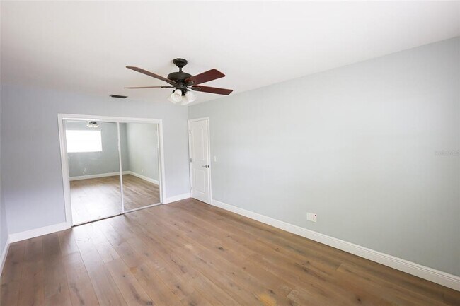 Building Photo - 686 Manor Dr W