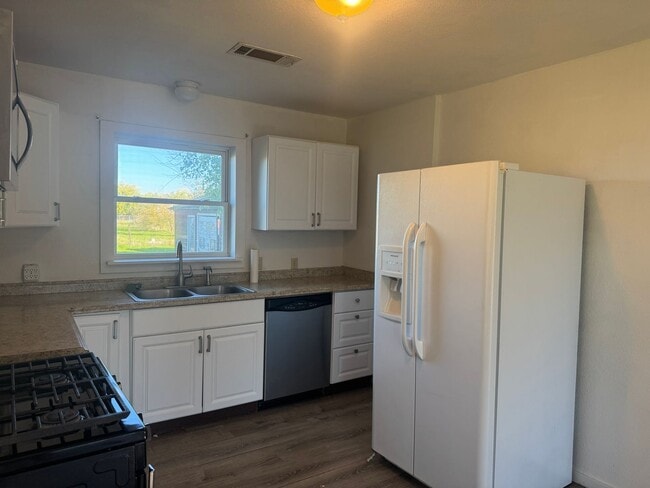 Building Photo - 3/2 Huge Yard and Garage