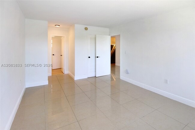 Building Photo - 220 Kings Point Dr