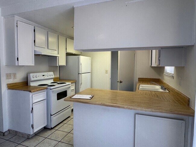 Building Photo - Two Bedroom Triplex with One Bathroom and ...