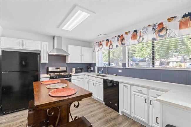 Building Photo - 9820 Briar Ridge Dr