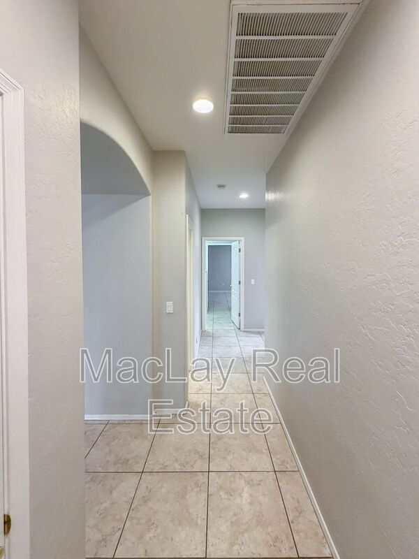 Building Photo - 203 W Cedar Dr