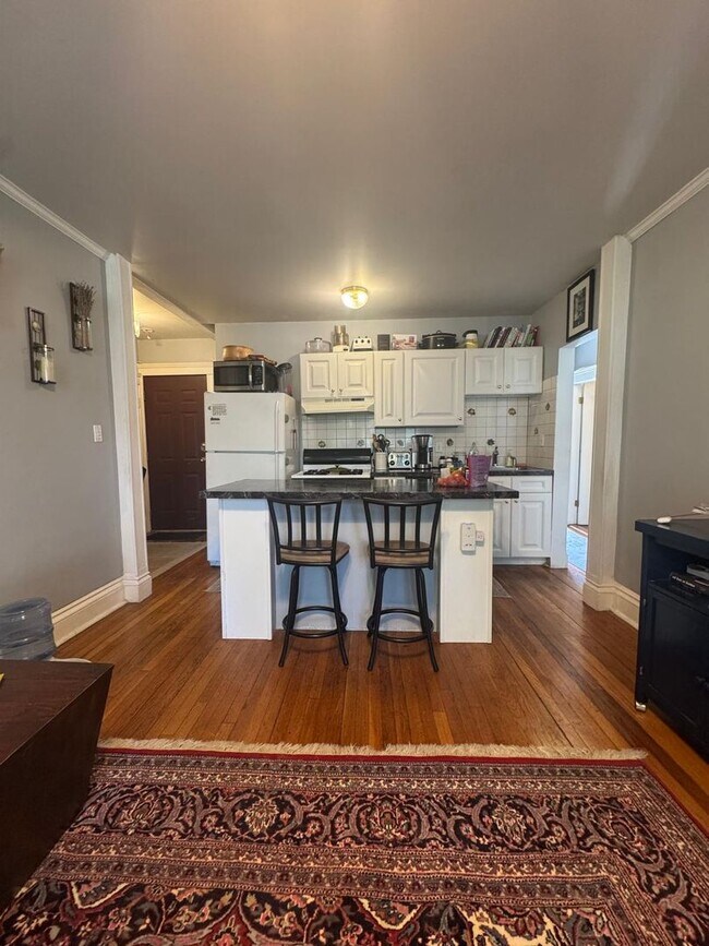 Building Photo - 2BR 1Bth unit. Heat/Hot Water included. Great location!