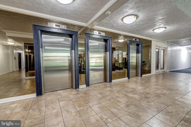 Building Photo - 1111 Arlington Blvd