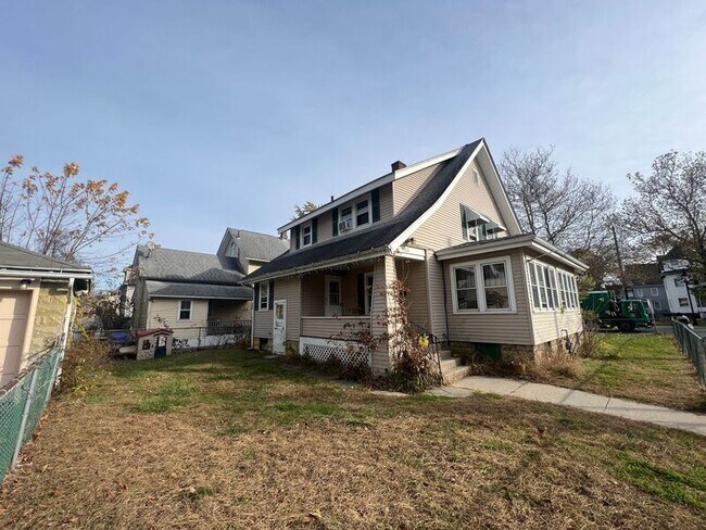 Building Photo - 672 Sumner Ave