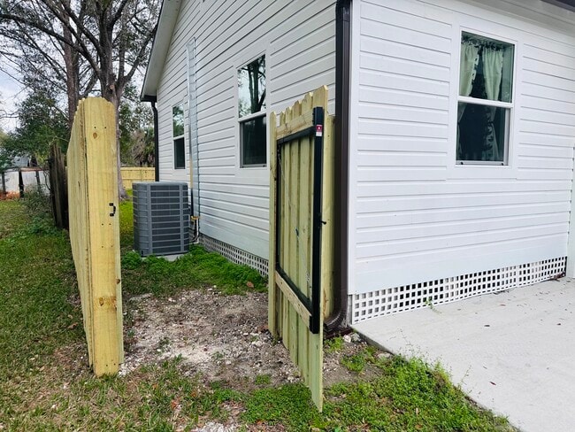 Building Photo - 329 NE 2nd St