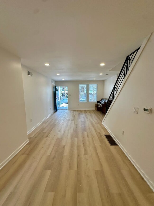 Building Photo - Fully renovated, bright, and spacious 3-bedroom, 1.5-bath home in an amazing location.