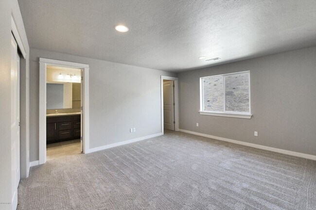 Building Photo - House in Selah!