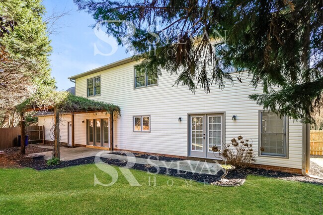 Building Photo - Enjoy Relaxation & Sophistication in this ...