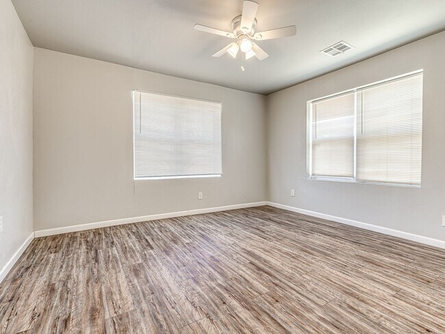 Building Photo - Charming Home + Balcony + Centrally Located in OKC + 3 bedrooms