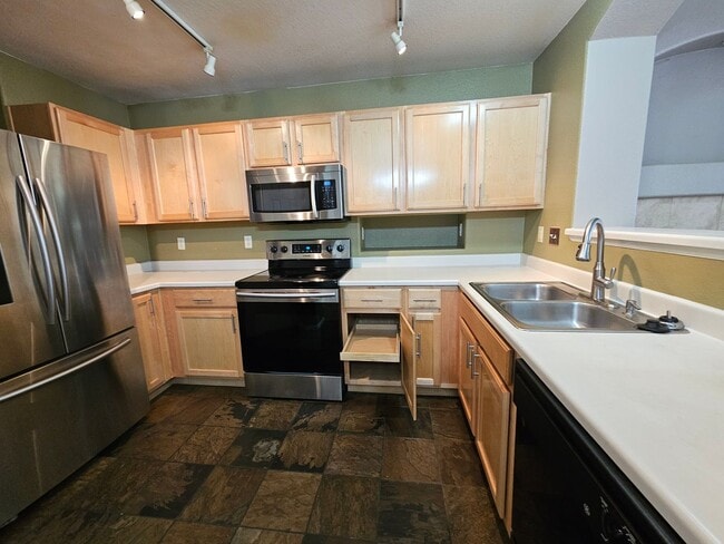 Building Photo - Beautiful Townhome - Great Location - Gara...