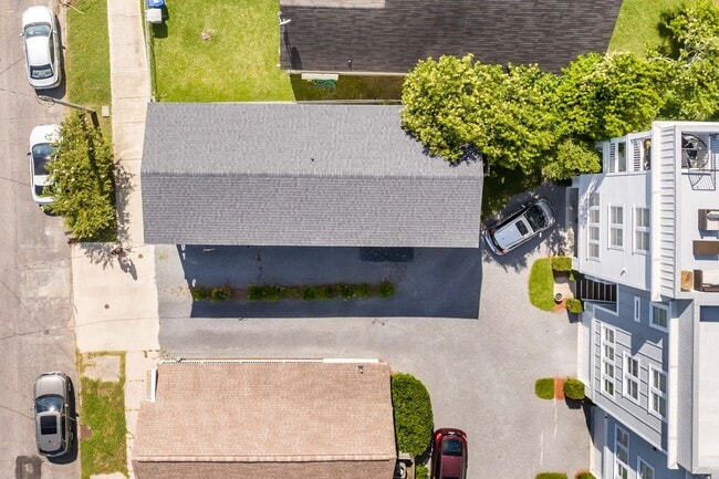 Building Photo - AVAILABLE NOW Downtown Rental