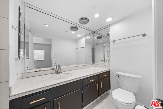 Building Photo - 148 S Reeves Dr